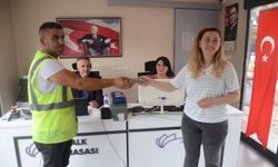 Temizlik işçisi bulduğu yüklü miktarda para dolu cüzdanı sahibine teslim etti