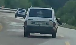 Trafikteki tehlikeli yolculuk kameraya yansıdı: Ayaklarını camdan sarkıttı