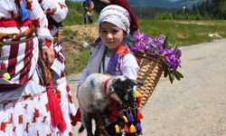 116 yıldır devam eden gelenek: Gelin gibi süslenen hayvanları ile göçe başladılar