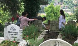 Mezarlıklar kabir ziyareti yapanlarla doldu taştı 