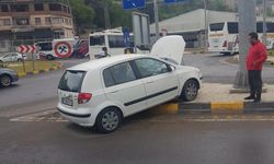Yoldan çıkan otomobil refüje daldı 