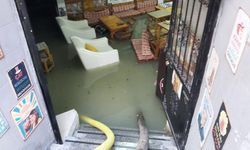 Merkezde içme suyu borusu patladı: Dükkanları 1 metre su bastı 