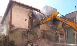 1999 depreminden kalan son bina yıkıldı