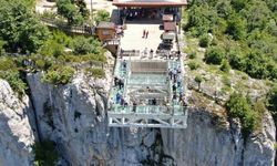 450 metre yükseklikteki kanyon üzerindeki cam teras nefes kesiyor