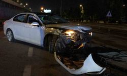 Bariyerlere çarpan otomobil yolun ortasında durabildi: 1 yaralı