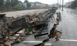Deprem değil sel yolu bu hale getirdi