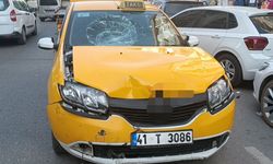Ticari taksi ile çarpışan motosikletli metrelerce savruldu: O anlar kameraya yansıdı