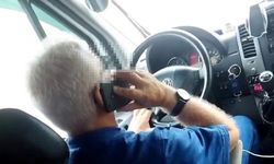 Yağışlı yolda telefonla konuştu, yolcuların canını böyle hiçe saydı