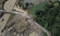 6 köyü ilçeye bağlayan yol çöktü