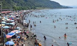 Zonguldak'ın Mavi Bayraklı tek plajı tıklım tıklım doldu