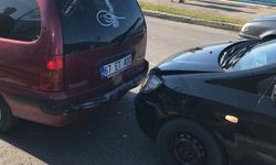 İki araç çarpıştı: Ekipler olay yerinde 
