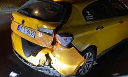 Ticari taksi ile motosiklet çarpıştı: 1 yaralı 