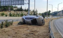 Otomobil refüje devrildi: 4 yaralı