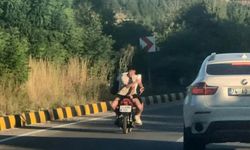 Tehlikeli yolculuk: Motosikletin arkasına ters oturdu
