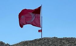 Türkülere konu oldu: Zirvede dev Türk bayrağı dalgalandırıldı