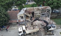 Sel afetine karşı dere kenarındaki binalar yıkılıyor
