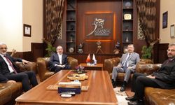 Rektör Fatih Kırışık tebrikleri kabul ediyor
