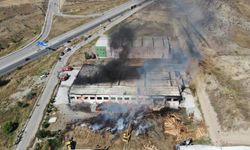Alevlere teslim olan fabrika küle döndü