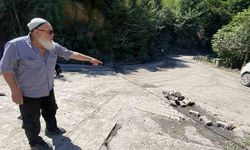 Mahalleli ağır tonajlı araçlardan bozulan yolu barikat kurarak trafiğe kapattı