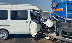Minibüs su tankerine çarptı: Sürücü araçta sıkıştı