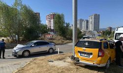 Ticari taksi ile otomobil çarpıştı: 3 yaralı