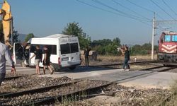 Yük treni ile minibüs hem zemin geçitte çarpıştı
