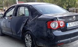 Otomobile yandan çarptı: 2 yaralı 