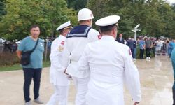 Şehidimizin başında bekleyen asker fenalaştı