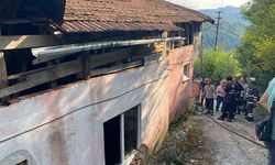 Buzdolabından çıkan yangın evi kullanılmaz hale getirdi