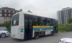 Freni patlayan kepçe halk otobüsüne çarptı: Yaralılar var 