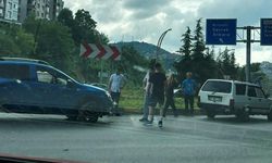 Kavşakta kaza: Ekipler olay yerinde 