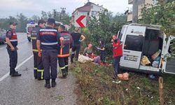 İşçi taşıyan minibüs direğe çarptı: 5’i çocuk 17 yaralı