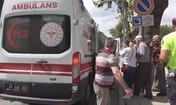 Yayaya yol verdi, 3 otomobil birbirine girdi: 5 yaralı