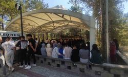 Balkondan düşerek ölen genç kızı okul arkadaşları gözyaşlarıyla uğurladı