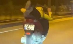 İki motosikletinin canlarını hiçe saydıkları anlar kamerada