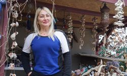 Selin sürüklediği ağaç kökleri ile taşları dekoratif süs eşyalarına dönüştürdü