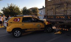 Ticari taksi kamyona arkadan çarptı: 1 yaralı