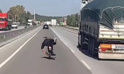 Trafik magandasının tehlikeli motosiklet yolcuğu kamerada