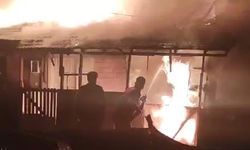 Tek katlı ev alev alev yandı, küle döndü