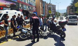 Motosikletli yunus timi ani fren yapan otomobile çarptı: 2 yaralı