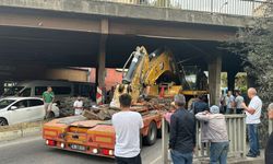 İş makinesi Fevkani Köprüsü'ne sıkıştı: Zonguldak trafiği kilitlendi