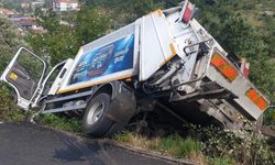 Çöp kamyonu şarampole devrildi: Ekipler olay yerinde