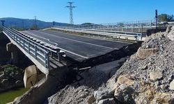 Selden zarar gören köprü çöktü