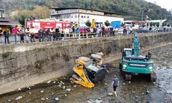 İş makinesi dereye düştü: Operatör yaralandı