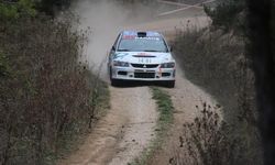 Ralli pilotları tozu dumana kattı
