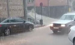 Sağanak yağmur yolları göle döndürdü