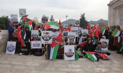 Tarihi köprü üzerinde İsrail protestosu