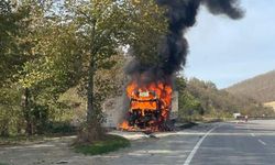 TIR, alev alev yandı: Kullanılamaz hale geldi