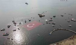 100 dalgıç 1923 metrekarelik bayrak açıldı
