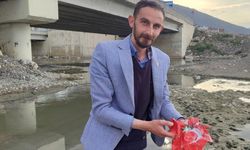 Dereye düşen Türk bayrağını çamur içinden aldı